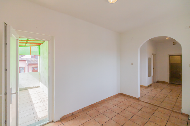 Modern hálószoba falainak szakszerű festése diszperziós falfestékkel. Szobafestés Budapesten, tiszta kivitelezéssel.