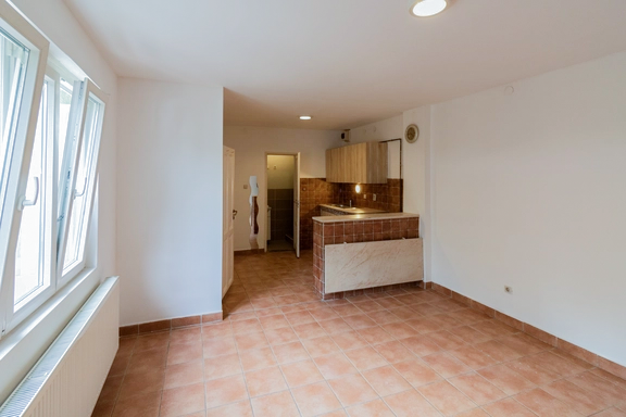  Frissen festett világos nappali diszperziós falfestékkel Budapesten. Professzionális beltéri festés tiszta, egyenletes felülettel.