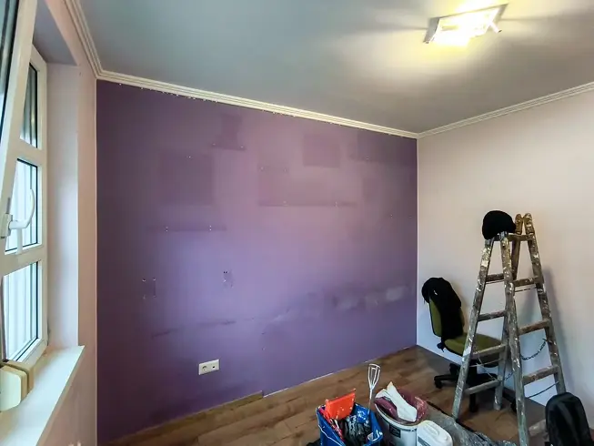 Before apartment painting – damaged, dirty walls Budapest